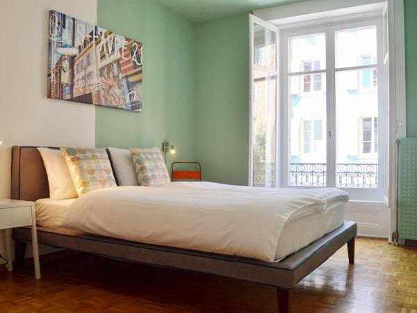 B&B Louis-Favre 21 : photo 5 de la chambre chambre double avec salle de bains commune