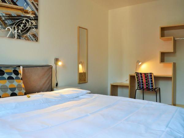 B&B Louis-Favre 21 : photo 3 de la chambre chambre double avec salle de bains commune