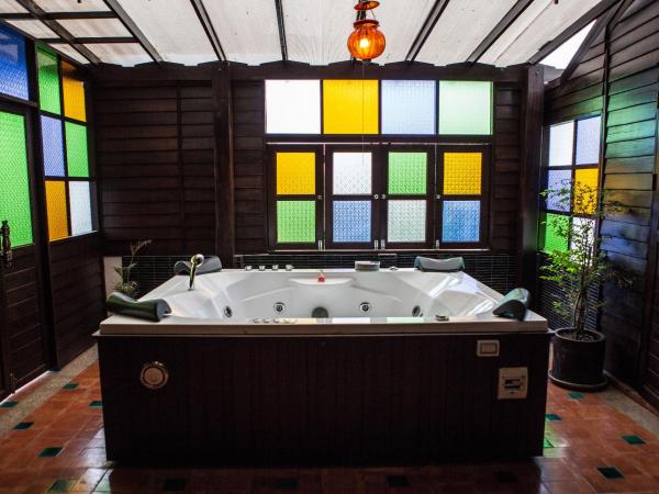 Singha Montra Lanna Boutique Style Hotel : photo 2 de la chambre suite signature singhamontra