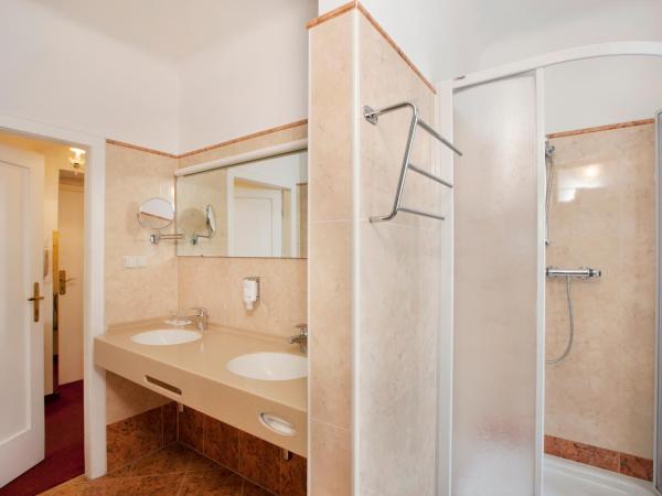 Pension Suzanne : photo 4 de la chambre chambre double confort avec grande salle de bains