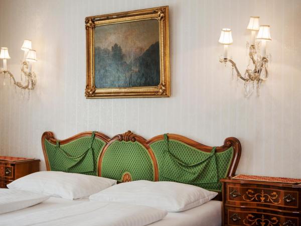 Pension Suzanne : photo 6 de la chambre chambre double confort avec grande salle de bains