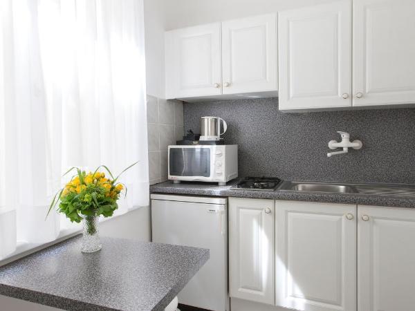 Pension Suzanne : photo 2 de la chambre chambre double confort avec cuisine