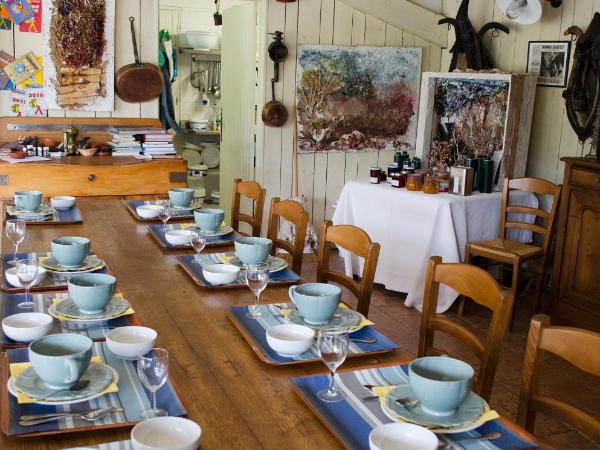 MAS DES FIGUES - Mas XVIII siècle - Piscine - très calme - Alpilles Saint Rémy de Provence - brunch méditerranéen salé sucré cuisine faite maison - ferme auberge agritourisme - Biologique FRBio potager bio huile d'olive bio jardin roseraie Biodiversité - : photo 4 de la chambre chambre double