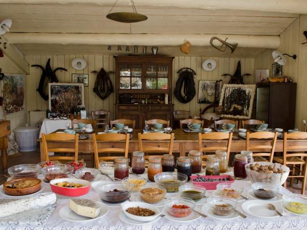 MAS DES FIGUES - Mas XVIII siècle - Piscine - très calme - Alpilles Saint Rémy de Provence - brunch méditerranéen salé sucré cuisine faite maison - ferme auberge agritourisme - Biologique FRBio potager bio huile d'olive bio jardin roseraie Biodiversité - : photo 5 de la chambre chambre double