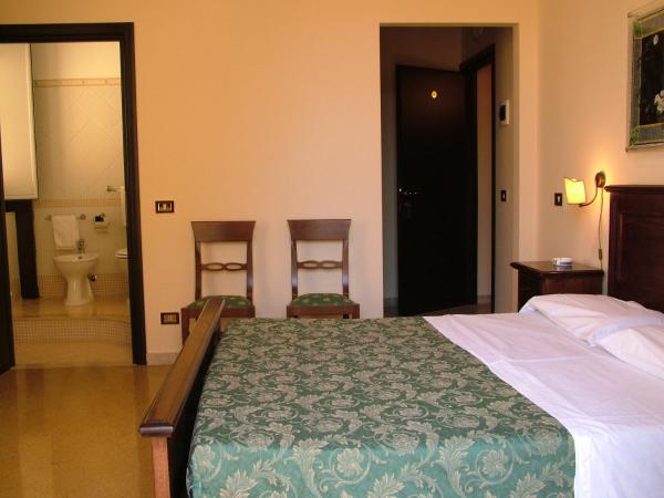 Hotel del Centro : photo 9 de la chambre chambre double ou lits jumeaux