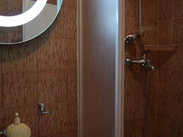 Guesthouse Marko : photo 9 de la chambre chambre double avec salle de bains privative