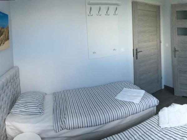 Panorama Gdynia Rooms : photo 2 de la chambre chambre double ou lits jumeaux - vue sur jardin