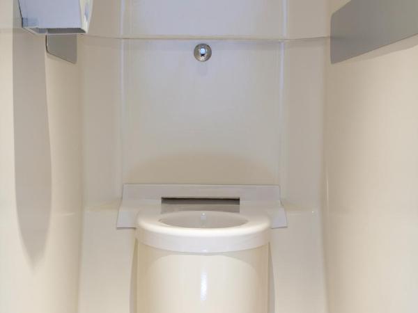 FYL GOOD ex hotelF1 Cherbourg : photo 9 de la chambre chambre lits jumeaux avec salle de bains commune