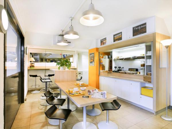 FYL GOOD ex hotelF1 Cherbourg : photo 10 de la chambre chambre triple avec salle de bains commune