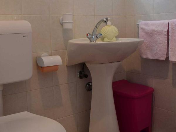 Guesthouse Marko : photo 10 de la chambre chambre lit king-size avec balcon