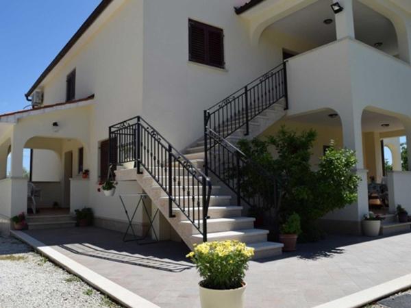 Guesthouse Marko : photo 1 de la chambre chambre lit king-size avec balcon