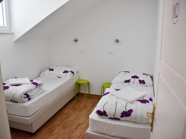 Hostel Angelina Old Town : photo 5 de la chambre chambre lits jumeaux avec salle de bains commune