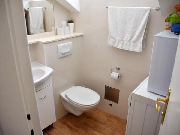 Hostel Angelina Old Town : photo 1 de la chambre chambre lits jumeaux avec salle de bains commune