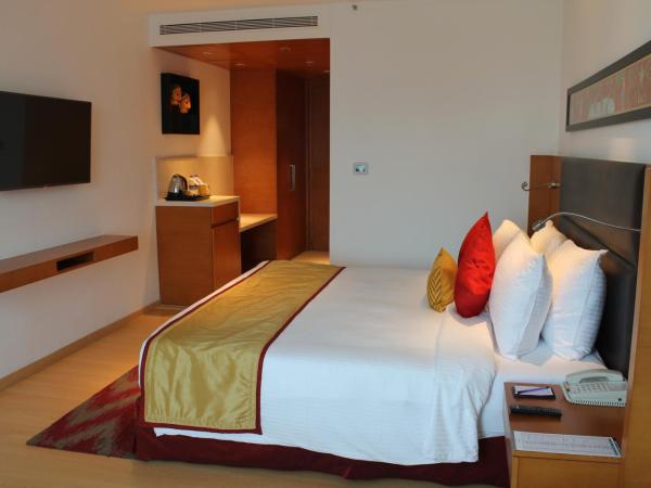 Mercure Hyderabad KCP Banjara Hills, An Accor Hotel : photo 4 de la chambre superior room with one queen size bed,city view with 10% discount on food & soft beverages (except in room dining)