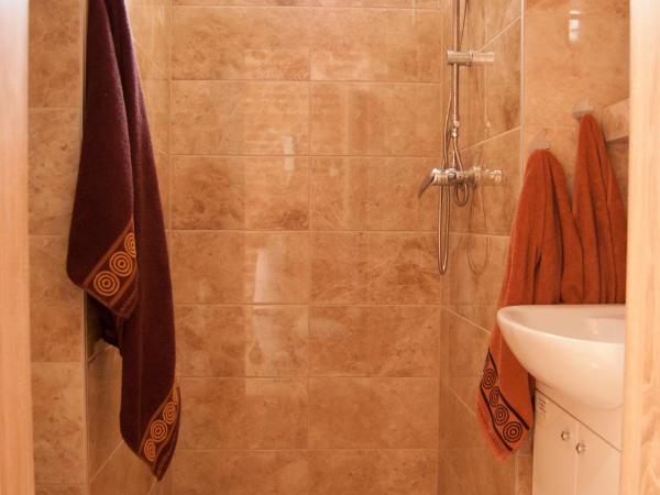 hostelswidnicka24 : photo 4 de la chambre chambre quadruple avec salle de bains privative