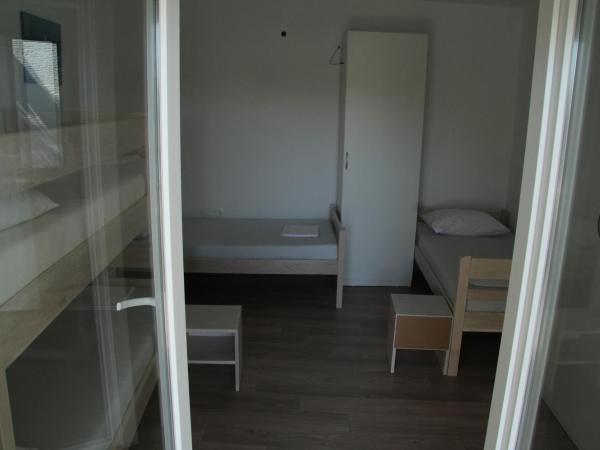 Bed & Breakfast Novalja Inn : photo 5 de la chambre chambre quadruple avec balcon 