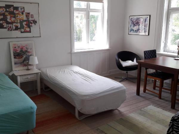 bedandshower : photo 3 de la chambre chambre double avec salle de bains commune