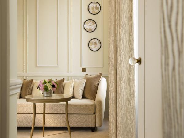 Le Narcisse Blanc : photo 8 de la chambre suite junior avec salon