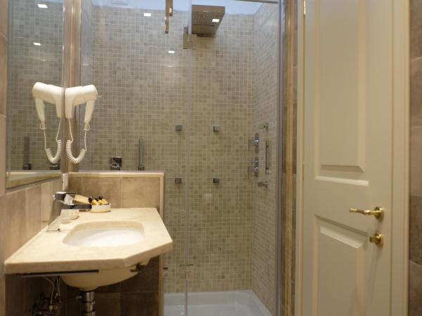 Hotel Renaissance : photo 5 de la chambre chambre triple standard