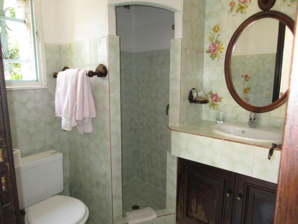La Pierrerie : photo 3 de la chambre chambre double avec douche