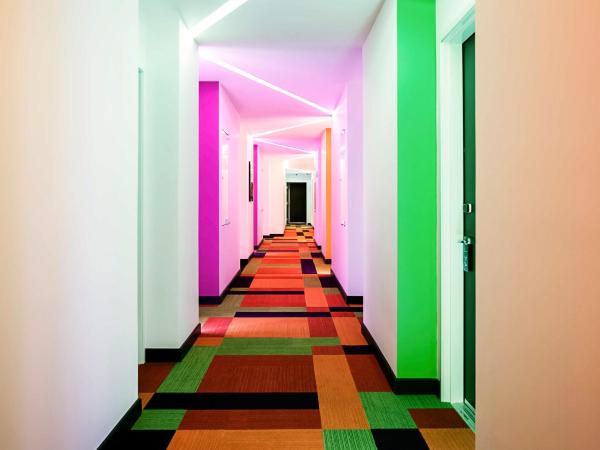 Ibis Styles Mexico Reforma : photo 1 de la chambre suite avec lit double et canapé-lit