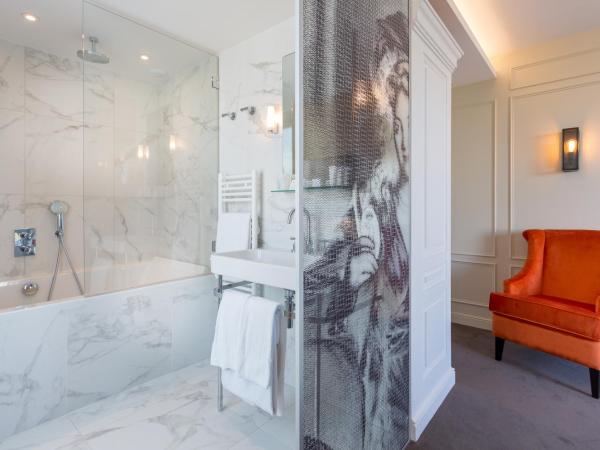 Hôtel La Comtesse : photo 3 de la chambre suite junior royale – vue frontale sur tour eiffel