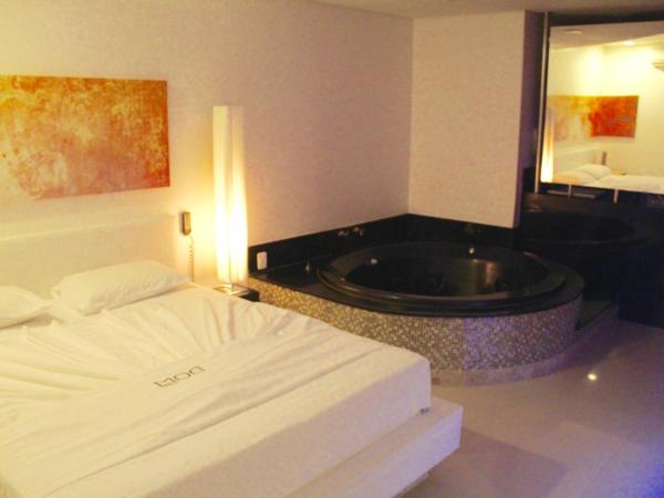 DOM Suites motel (Adult Only) : photo 3 de la chambre suite lit queen-size deluxe