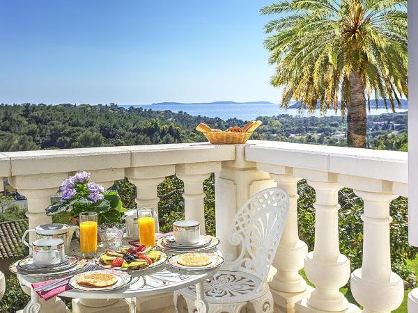 Le Château de Mei Lese : photo 10 de la chambre chambre quadruple avec balcon et vue sur la mer