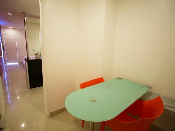 DOM Suites motel (Adult Only) : photo 2 de la chambre suite lit queen-size deluxe