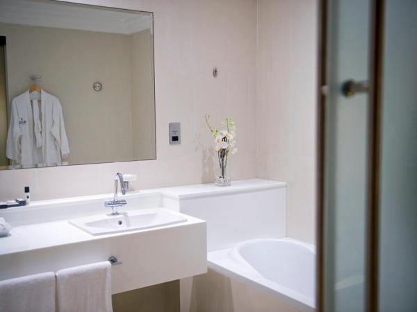 Millennium Airport Hotel Dubai : photo 7 de la chambre superior twin room, complimentary shuttle to dxb airport terminal 1 & 3