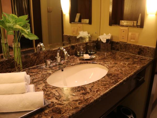 Taj MG Road Bengaluru : photo 5 de la chambre chambre lit king-size deluxe - vue sur ville