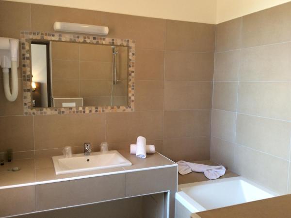 Hôtel Les Lentisques : photo 3 de la chambre chambre lits jumeaux supérieure avec vue sur la piscine