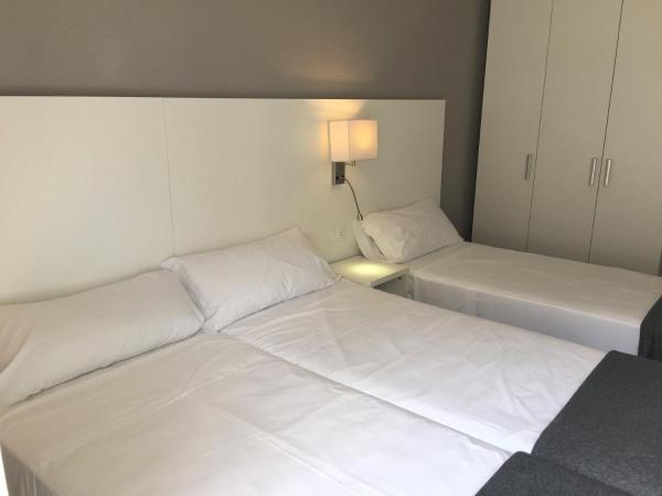 Hostal Boutique BBB Auto check in : photo 2 de la chambre chambre double avec lit d'appoint