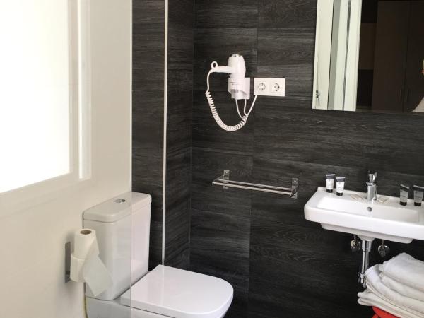 Hostal Boutique BBB Auto check in : photo 6 de la chambre chambre double avec lit d'appoint