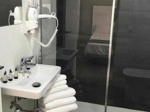 Hostal Boutique BBB Auto check in : photo 8 de la chambre chambre familiale avec terrasse