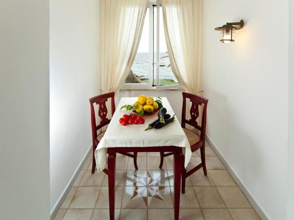 Parco Smeraldo Appartamenti : photo 1 de la chambre studio standard avec vue sur mer