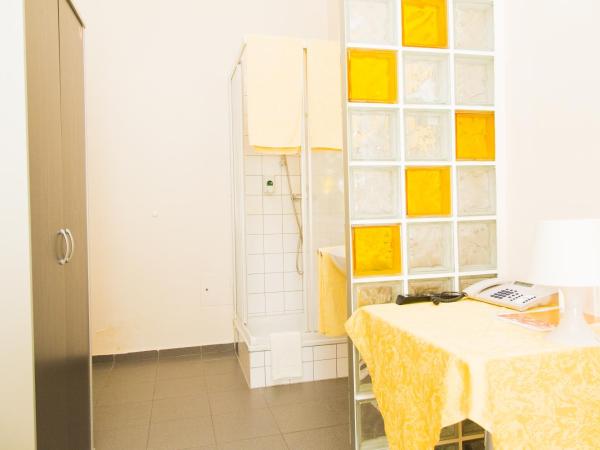 Very Central, 5 min to city center, Self Check In : photo 3 de la chambre chambre double avec toilettes communes