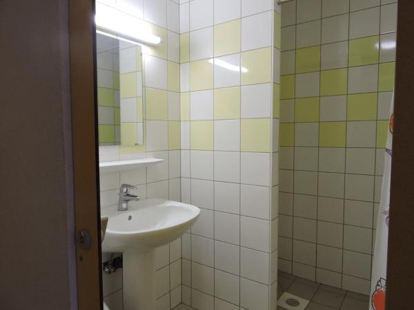 Auberge de Jeunesse de Mulhouse : photo 2 de la chambre lits superposés dans dortoir masculin