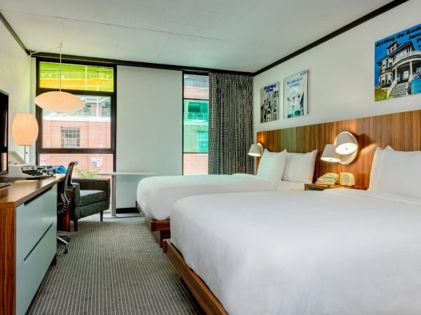 The Verb Hotel : photo 1 de la chambre chambre lit queen-size avec 2 lits queen-size - vue sur stade de baseball