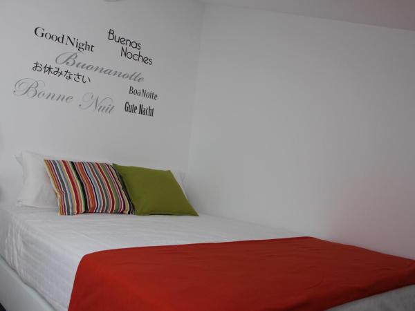 UAU Hostel : photo 3 de la chambre chambre double avec salle de bains commune