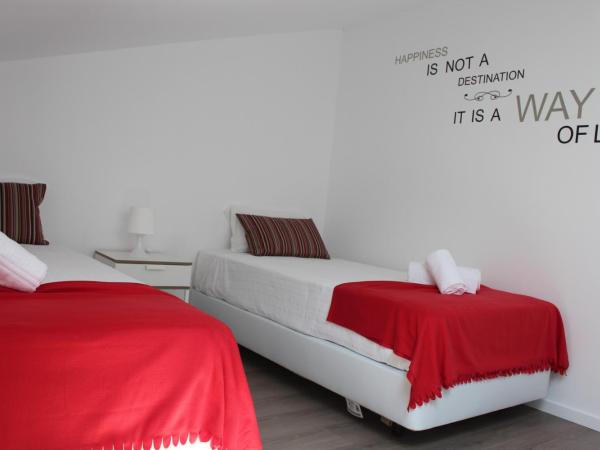 UAU Hostel : photo 2 de la chambre chambre lits jumeaux avec salle de bains commune