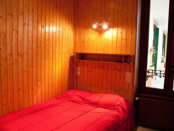 Hébergement Artense : photo 1 de la chambre chambre double avec toilettes et salle de bains commune