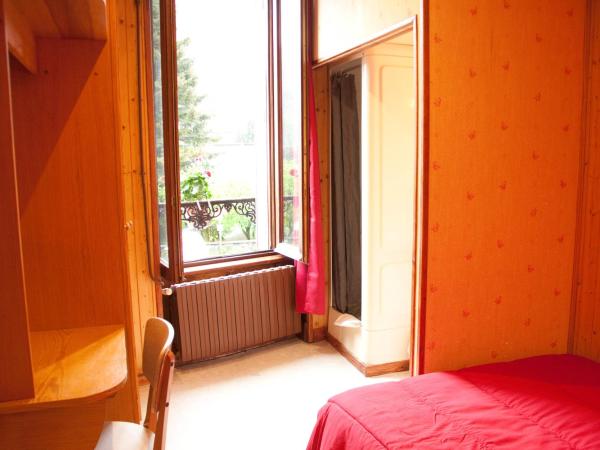 Hébergement Artense : photo 1 de la chambre chambre double avec douche et salle de bains commune