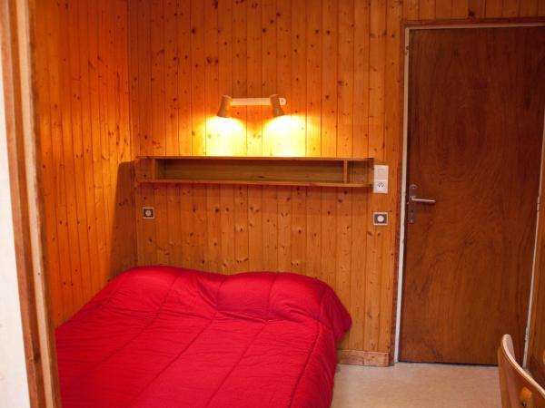 Hébergement Artense : photo 1 de la chambre chambre double avec toilettes et salle de bains commune