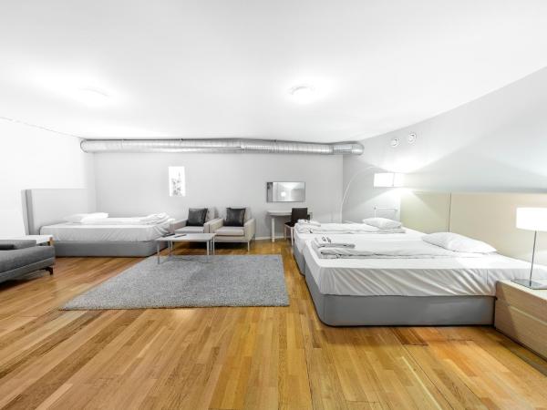 Mosebacke Hostel : photo 1 de la chambre chambre familiale avec salle de bains privative (aucune fenêtre)