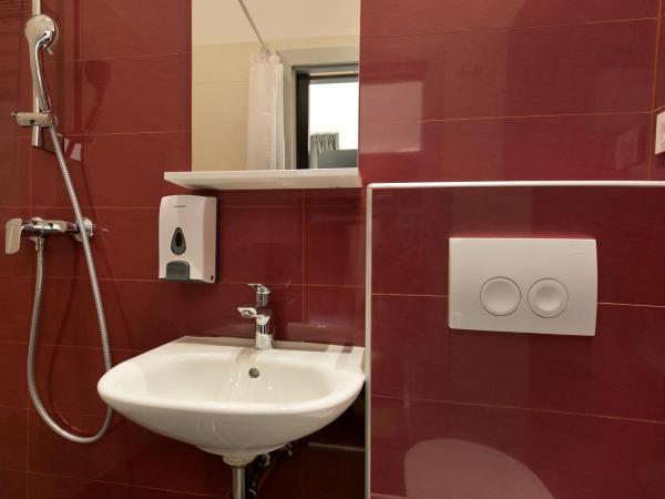 Hostel 365 For U : photo 4 de la chambre chambre simple avec salle de bains privative