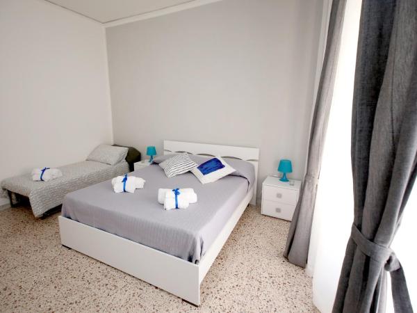 B&B Salernoway : photo 6 de la chambre chambre triple avec baignoire