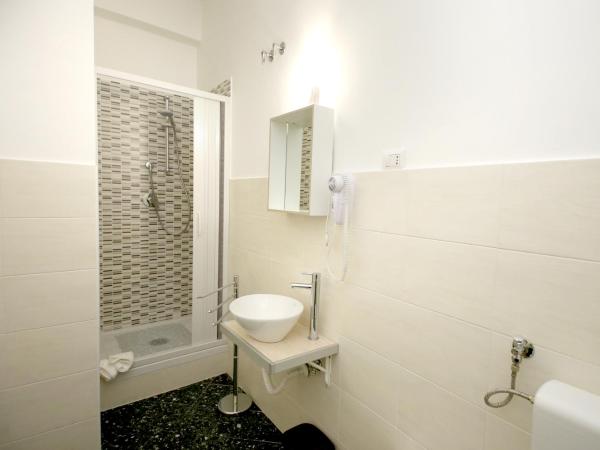 B&B Salernoway : photo 6 de la chambre chambre quadruple avec salle de bains privative