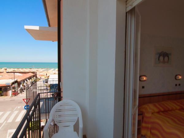 Hotel Greta B&B : photo 1 de la chambre chambre double deluxe avec balcon - vue sur mer