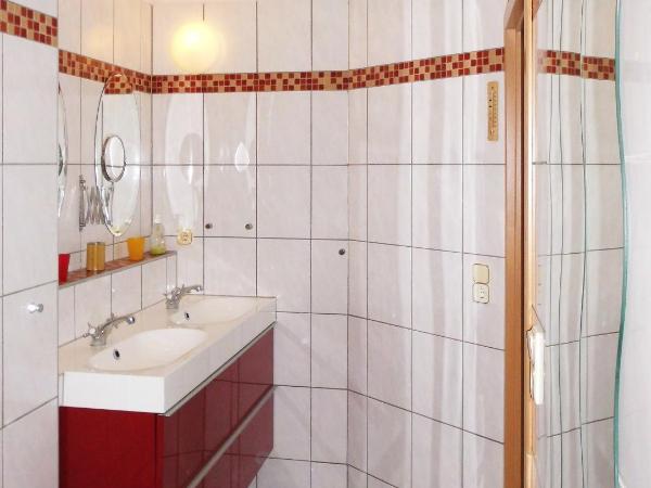 Pension Pieschen Dresden : photo 9 de la chambre chambre quadruple avec salle de bains